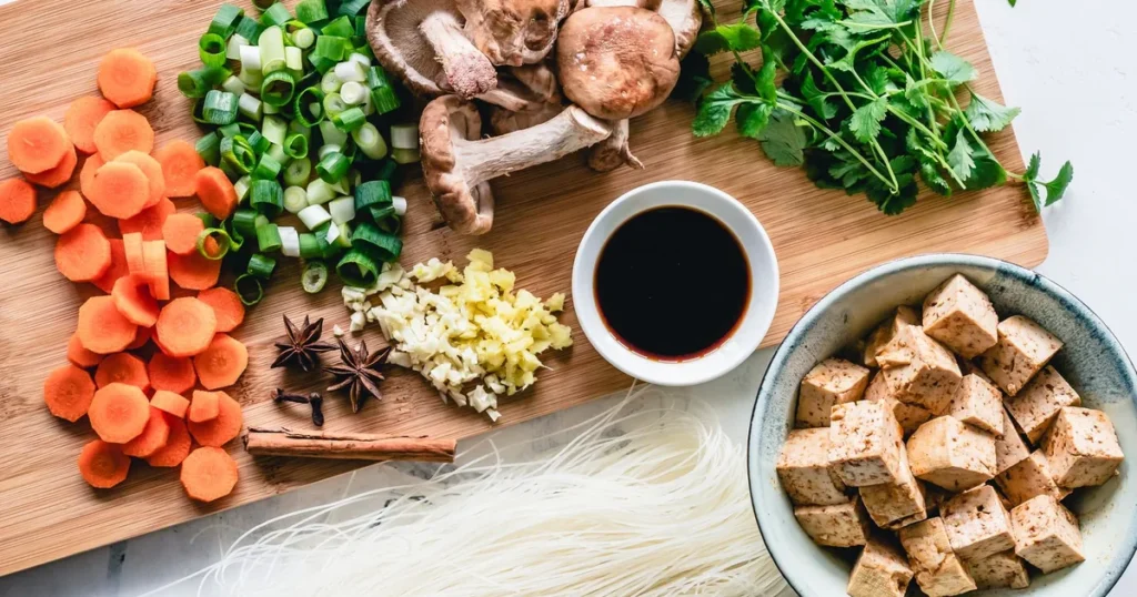 Białko roślinne - tofu, warzywa i sos sojowy na desce