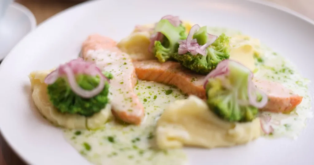 Dieta na nadciśnienie - łosoś z puree ziemniaczanym i brokułem bez soli