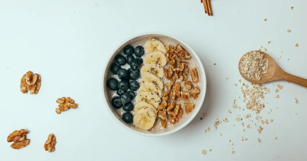 Dieta na obniżenie cholesterolu - owsianka z bananem, borówkami i orzechami