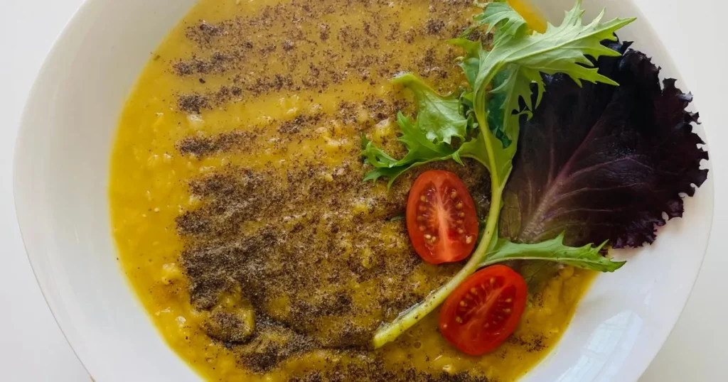 Dieta wegetariańska - kremowa zupa z soczewicy z ziołami