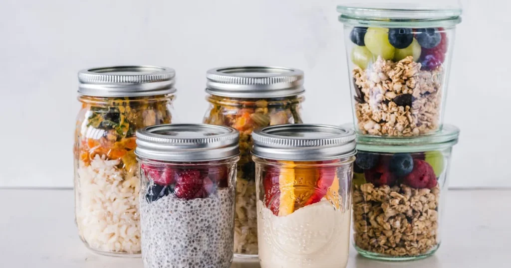 Meal prep - słoiki z owsianką, ryżem i owocami przygotowane na cały tydzień