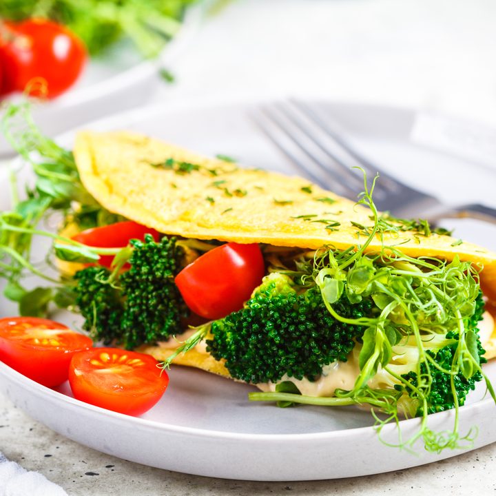 Omlet z mąki z ciecierzycy z brokułem i pomidorkami
