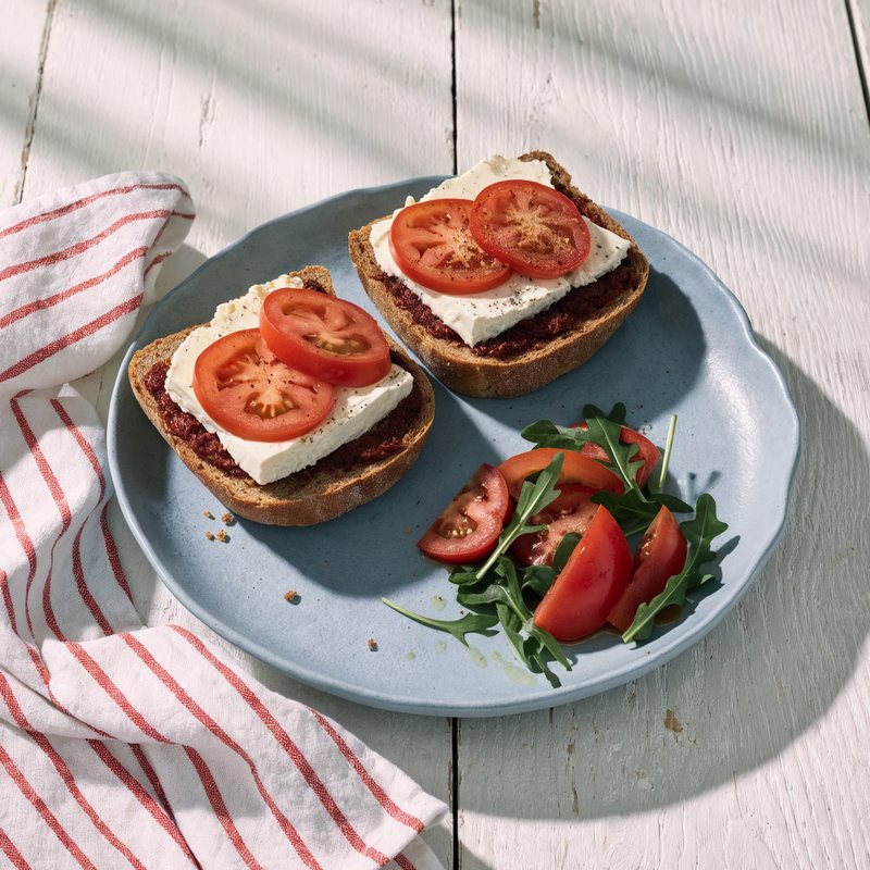 Grahamka z pesto pomidorowym i twarogiem